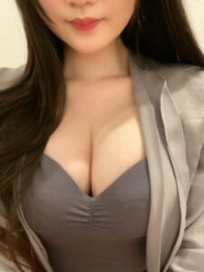 桃月 かりな (23)さん